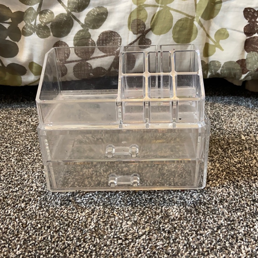 Small makeup holder